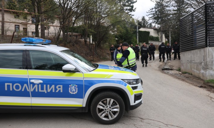 Данаил Папазов: Ахмед Доган нахлу в чужд имот - частна собственост